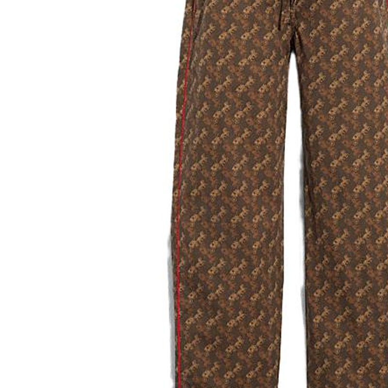 Lookbook COACH 男士SS23棕色印花休闲裤。 CD763-A8T