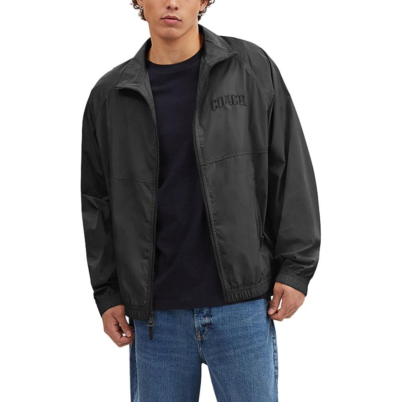 Lookbook COACH SS24 黑色拉鍊外套，純色刺繡標誌設計。 CR483-BLK