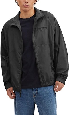 COACH SS24 黑色拉鍊外套,純色刺繡標誌設計。 CR483-BLK Lookbook COACH SS24 黑色拉鍊外套,純色刺繡標誌設計。 CR483-BLK