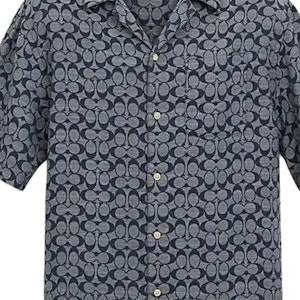 COACH SS24 Camisa Azul Estampado Cubos Cuello Cubano Manga Corta. C7812-BLU Details for COACH SS24 Camisa Azul Estampado Cubos Cuello Cubano Manga Corta. C7812-BLU
