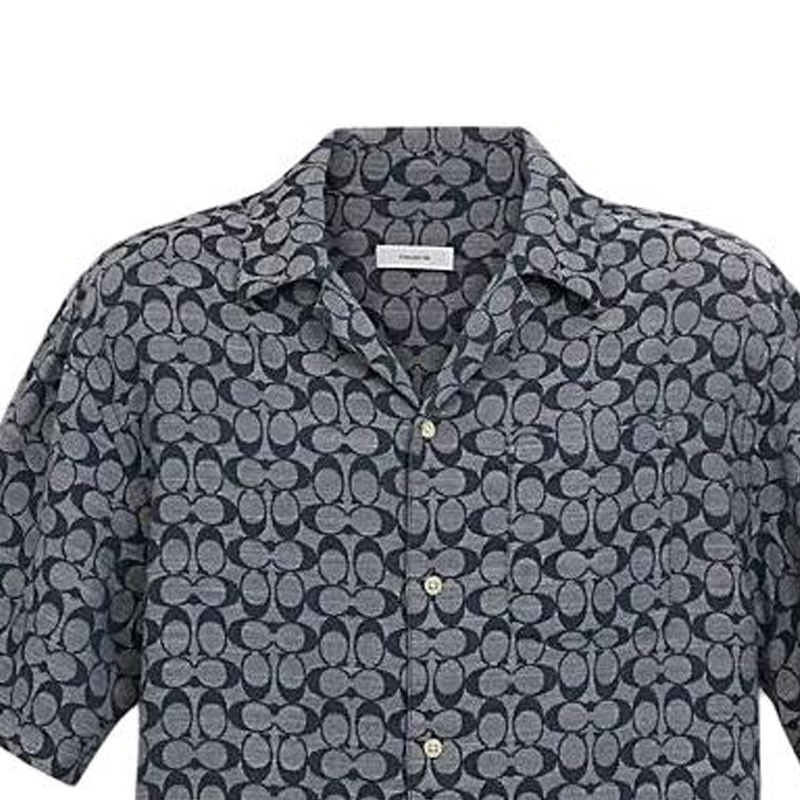 Sizing COACH SS24 Camisa Azul Estampado Cubos Cuello Cubano Manga Corta. C7812-BLU