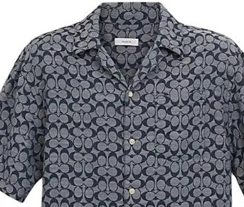 COACH SS24 Camisa Azul Estampado Cubos Cuello Cubano Manga Corta. C7812-BLU Sizing COACH SS24 Camisa Azul Estampado Cubos Cuello Cubano Manga Corta. C7812-BLU