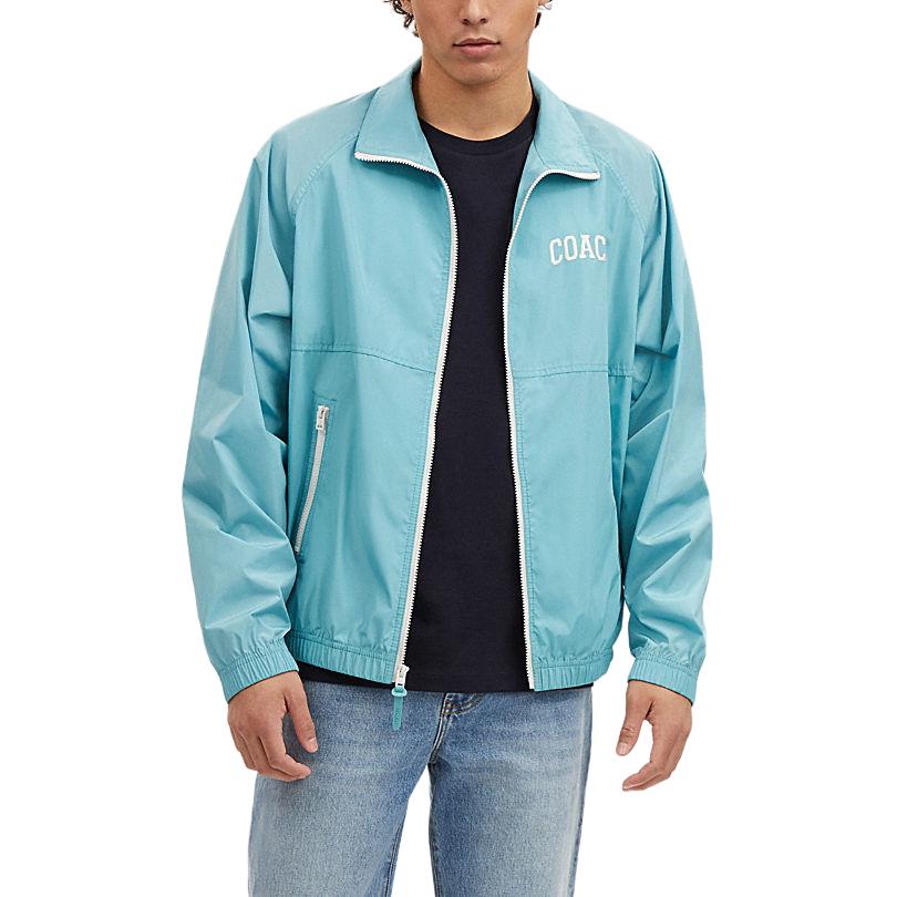 Lookbook COACH SS24 藍色刺繡標誌拉鍊外套連領子. CR483-VSW