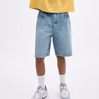 Lookbook COACH SS24 Celana Pendek Denim Biru Muda dengan Saku Resleting. CR356-P9J