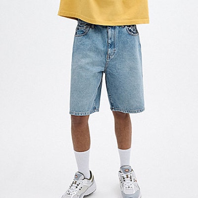 コーチ SS24 ライトブルー ジッパーポケット付きストレートデニムショーツ CR356-P9J Lookbook コーチ SS24 ライトブルー ジッパーポケット付きストレートデニムショーツ CR356-P9J