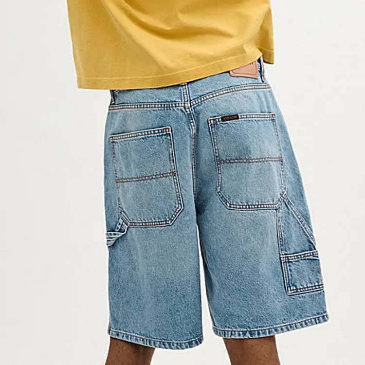 Shop コーチ SS24 ライトブルー ジッパーポケット付きストレートデニムショーツ CR356-P9J