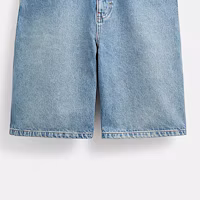 Sizing COACH SS24 Celana Pendek Denim Biru Muda dengan Saku Resleting. CR356-P9J