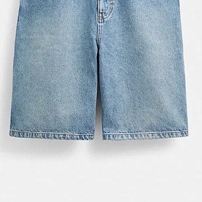コーチ SS24 ライトブルー ジッパーポケット付きストレートデニムショーツ CR356-P9J Sizing コーチ SS24 ライトブルー ジッパーポケット付きストレートデニムショーツ CR356-P9J