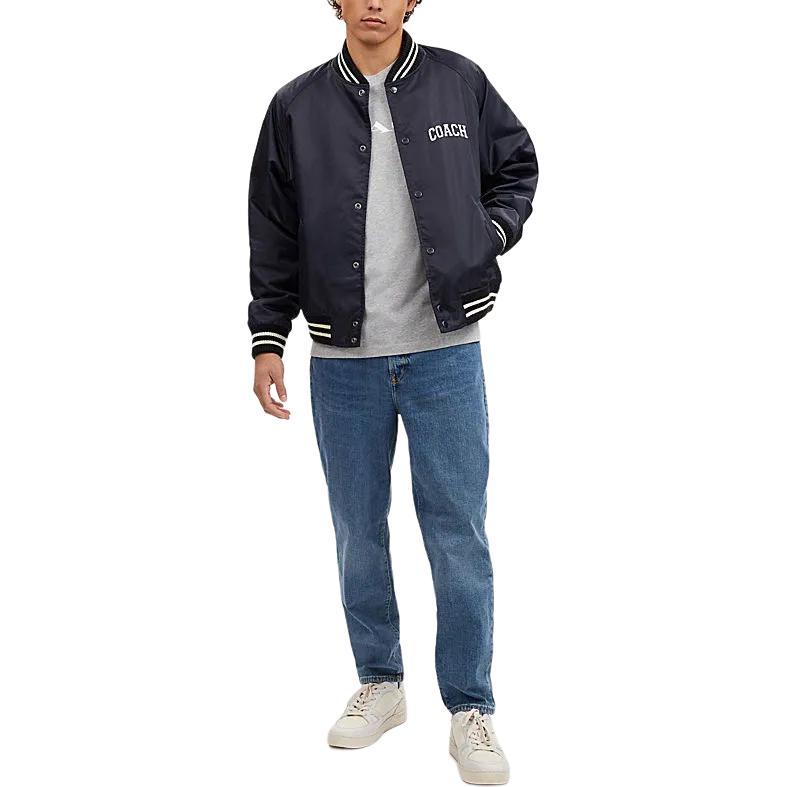 Lookbook コーチ SS24 ネイビーブルー ロゴプリント シングルブレストジャケット. CO799-RF2