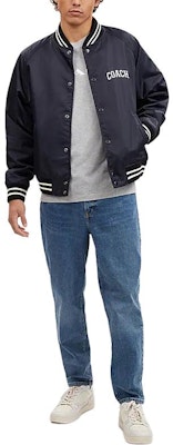 コーチ SS24 ネイビーブルー ロゴプリント シングルブレストジャケット. CO799-RF2 Lookbook コーチ SS24 ネイビーブルー ロゴプリント シングルブレストジャケット. CO799-RF2