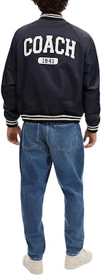 コーチ SS24 ネイビーブルー ロゴプリント シングルブレストジャケット. CO799-RF2 Shop コーチ SS24 ネイビーブルー ロゴプリント シングルブレストジャケット. CO799-RF2
