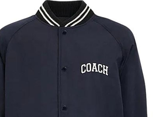 コーチ SS24 ネイビーブルー ロゴプリント シングルブレストジャケット. CO799-RF2 Sizing コーチ SS24 ネイビーブルー ロゴプリント シングルブレストジャケット. CO799-RF2