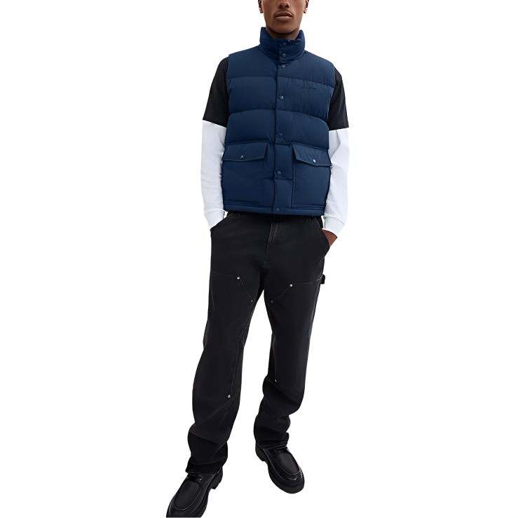 Lookbook 蔻驰 SS24 藏蓝色单排扣无袖羽绒背心。 CT728-WAE