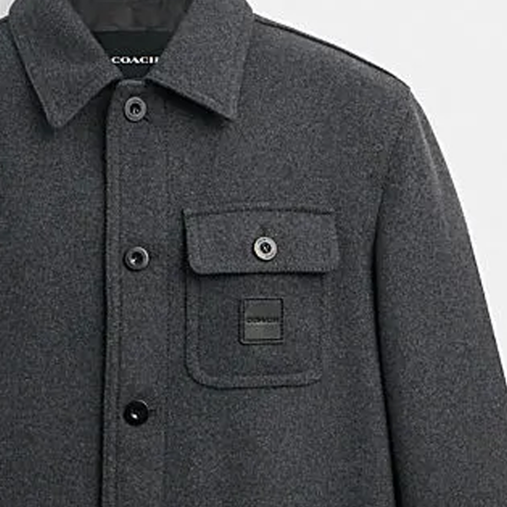 Purchase Chaqueta Coach SS24 Negra Carbón con Bolsillos y Botones. CN942-CHR