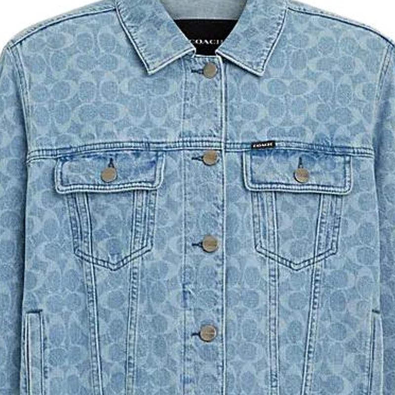 Sizing COACH SS24 Jaket Lengan Panjang Motif Washed dengan Kancing Depan. CQ835-LUN