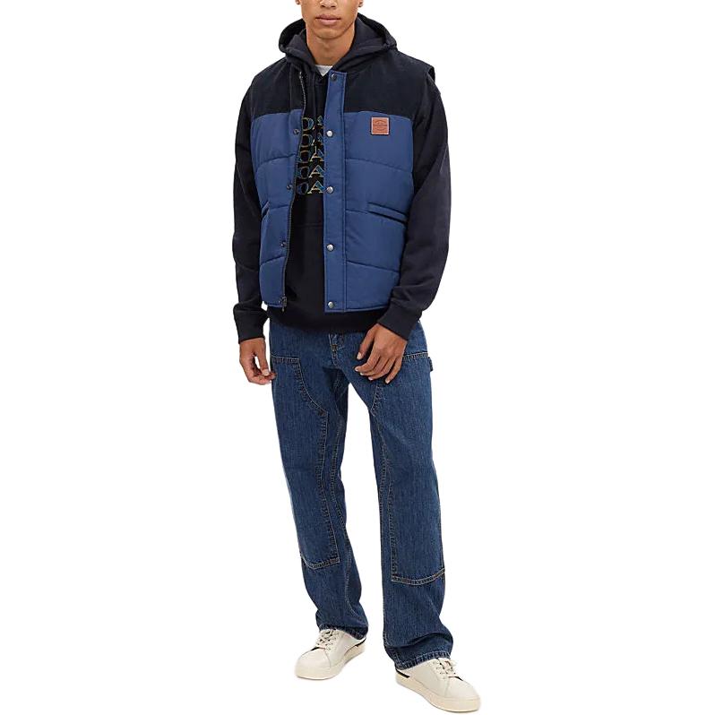 Lookbook COACH SS24 Logo Patch Rompi Kasual Kerah Baseball Biru Navy. CM796-NAV