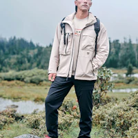 Shop 哥倫比亞防水戶外舒適外套,適合登山與日常穿搭。 WE2910-271