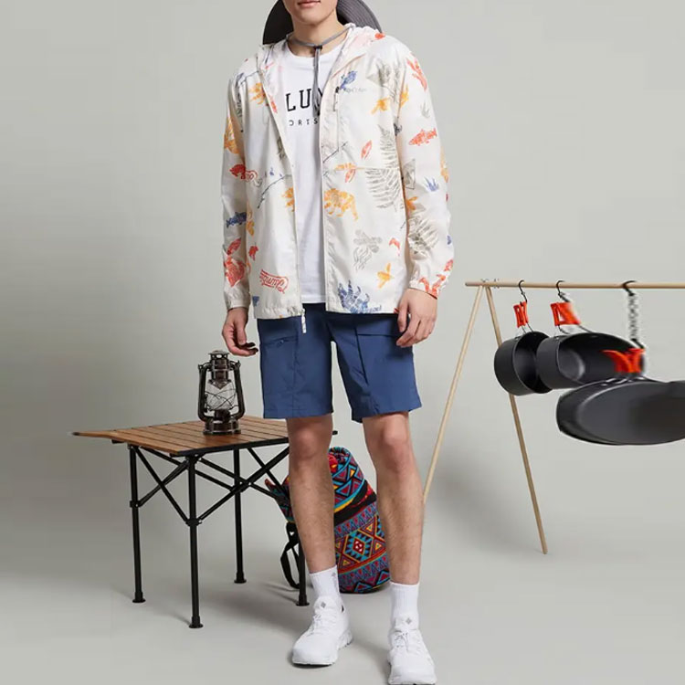 Shop Columbia 白色連帽外套 自然動物印花設計 KE3974-191