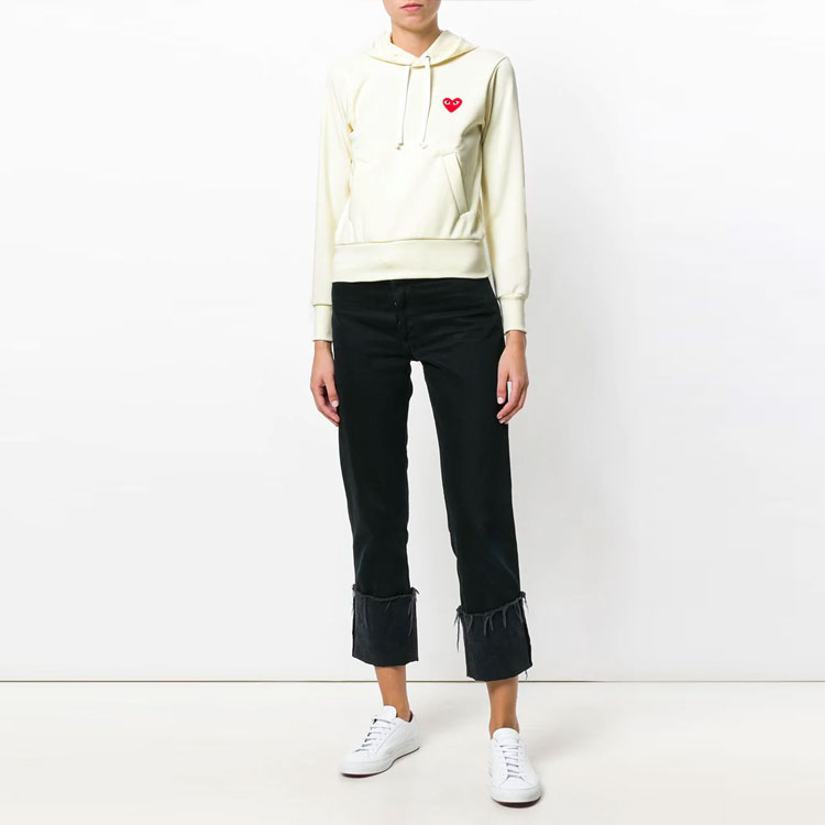 Lookbook 꼼데가르송 CDG 플레이 SS21 로고 패치 아이보리 스웻셔츠 유니섹스 P1T173-3