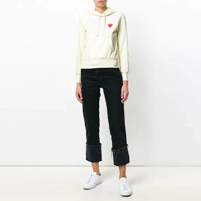 꼼데가르송 CDG 플레이 SS21 로고 패치 아이보리 스웻셔츠 유니섹스 P1T173-3 Lookbook 꼼데가르송 CDG 플레이 SS21 로고 패치 아이보리 스웻셔츠 유니섹스 P1T173-3