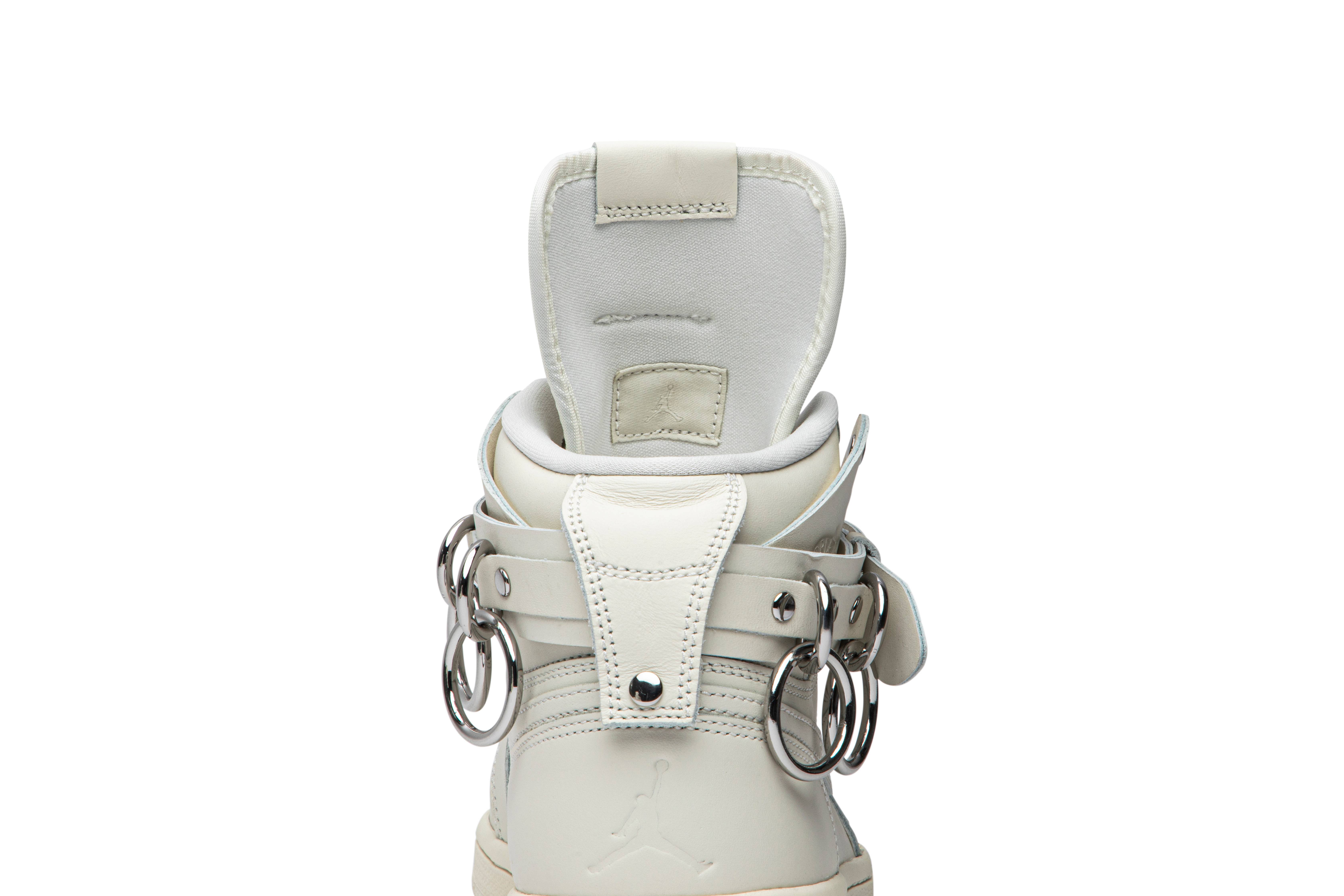 Sizing 꼼데가르송 x 에어 조던 1 레트로 스트랩 하이 '화이트' CN5738-100