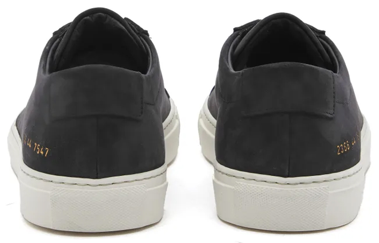 Shop Common Projects 阿基里斯低帮 '黑色麂皮' 2366-7547