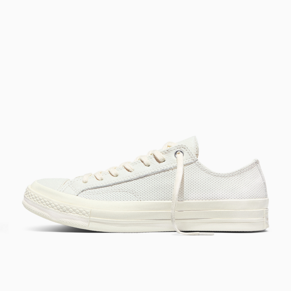 Shop コンバース チャック 70 OX ヴィンテージ ホワイト カジュアル シューズ A18849C