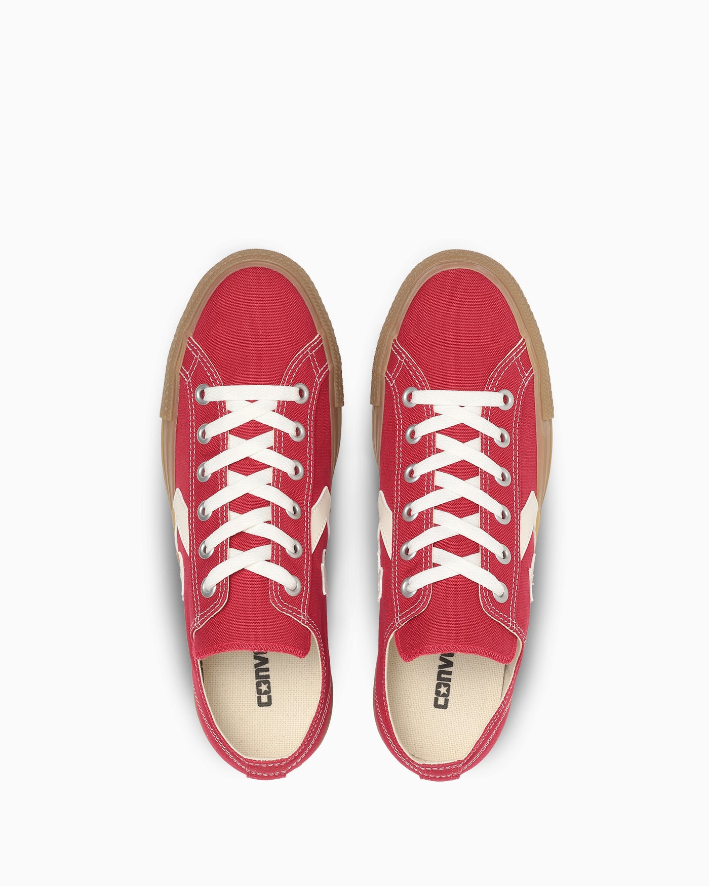 Shop 匡威 Chuck Taylor All Star 经典低帮红色运动鞋 33702522