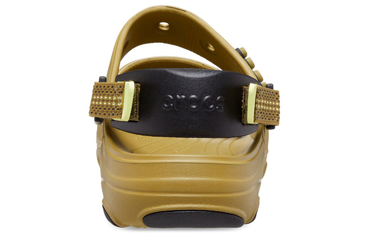 Shop Crocs 全地形凉鞋 '褐色' 207711-3UA