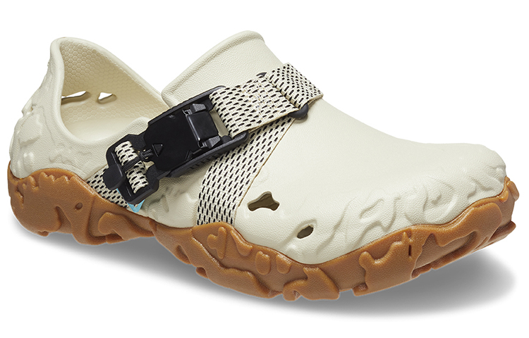 Shop Crocs全地形阿特拉斯鞋 '骨棕色' 208173-2Y3