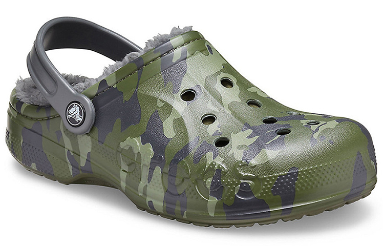 Shop Crocs Baya绒毛内衬迷彩男女拖鞋 205975-97G