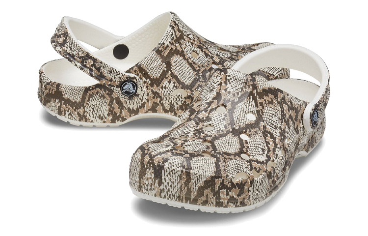 Shop Crocs Baya Saisonale Bedruckte Clogs ''Oyster Mushroom''. 206230-13T