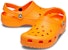 Sandal Crocs Pantai Unisex Jingga Terang 10001-83A