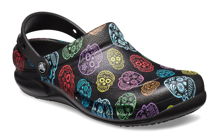 Lookbook Crocs Bistro Graphic Clog 'Hitam Pantai Sporty' 204044-988