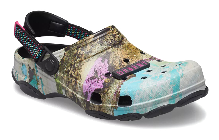 Lookbook Crocs Classic All-Terrain Clog Pola Gurun Stylish Sandal Kasual Unisex Multi-Warna 207340-90H