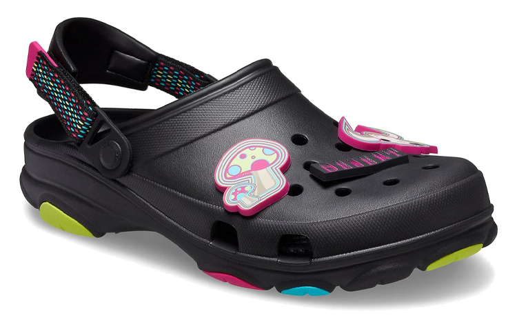 Lookbook Sandal Crocs Classic All-Terrain Casual Minimalis Unisex Hitam 207340-001