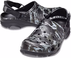 Shop Crocs卡駱馳 Classic 休閒耐磨洞洞涼鞋 男女同款 黑