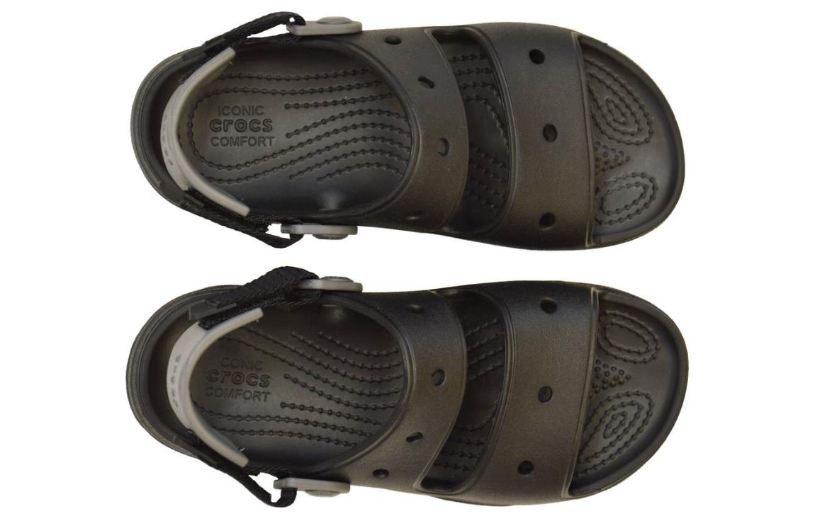 Shop Crocs经典全地形洞洞鞋“黑色” 207707-001