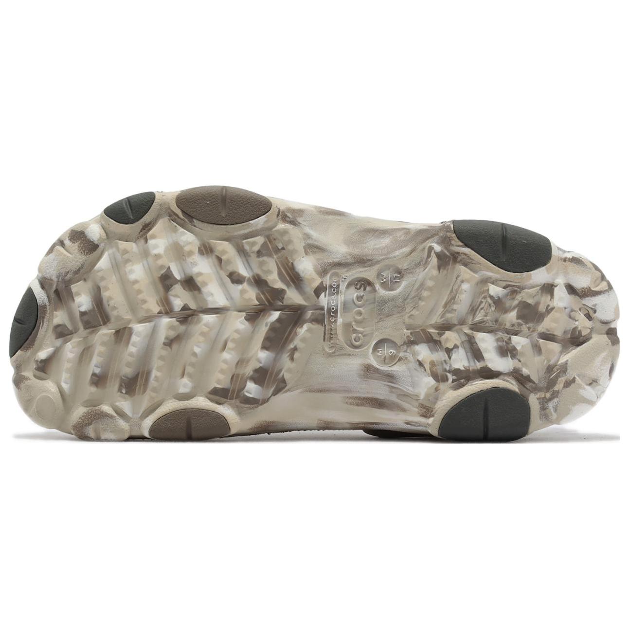 Shop Crocs经典全地形大理石拖鞋 '米色棕色' 207887-2Y3