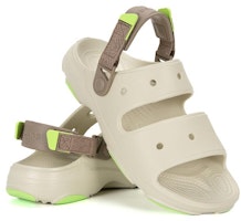 Shop Crocs卡駱馳 舒適 沙灘涼鞋 男女同款 米白色
