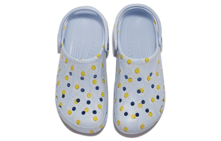 Shop Crocs 经典 Baya 花卉图案 蓝白色 凉鞋 206230-4KV