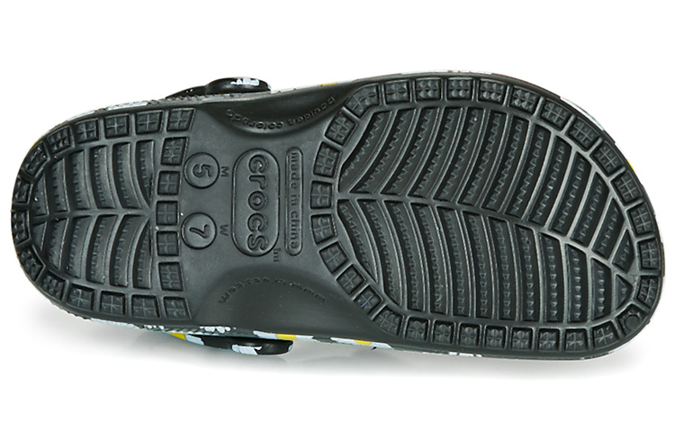 Sizing Sandal Unisex Crocs Classic Clo Daisy Cetakan Penuh Hitam 206375-0ZI
