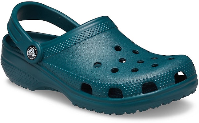 Crocs 經典百搭 戶外沙灘洞洞涼鞋 常綠色 Lookbook Crocs 經典百搭 戶外沙灘洞洞涼鞋 常綠色