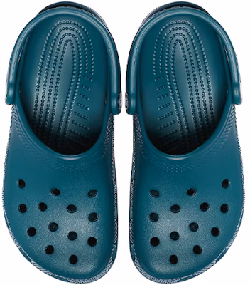 Crocs 經典百搭 戶外沙灘洞洞涼鞋 常綠色 Shop Crocs 經典百搭 戶外沙灘洞洞涼鞋 常綠色