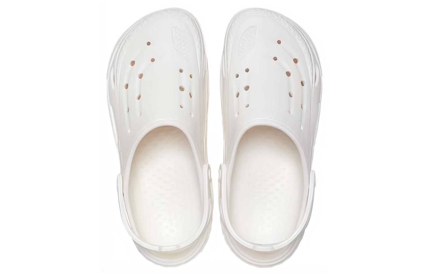 Shop Crocs 经典款洞洞鞋‘白色’ 209501-100