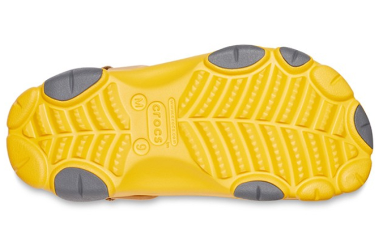 Shop Crocs 卡駱馳 Classic clog 防滑耐磨 運動涼鞋 男女同款 淡黃色