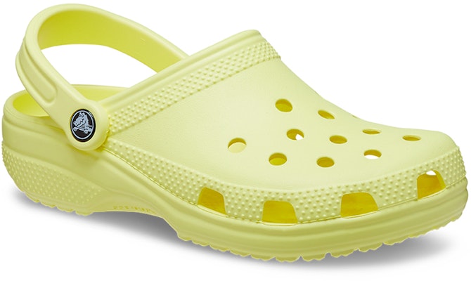 Sandal Crocs Klasik Pantai Unisex Kuning 10001-75U Lookbook Sandal Crocs Klasik Pantai Unisex Kuning 10001-75U