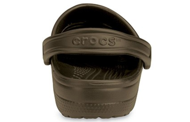 Shop Crocs 经典拖鞋 波哥大咖啡色凉鞋 11038-280