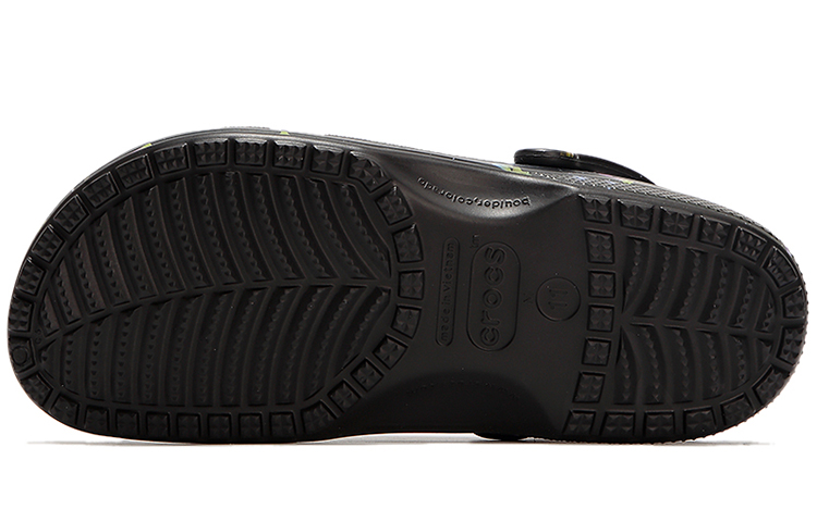 Shop Crocs 經典款 透氣洞洞鞋 黑色 男女同款