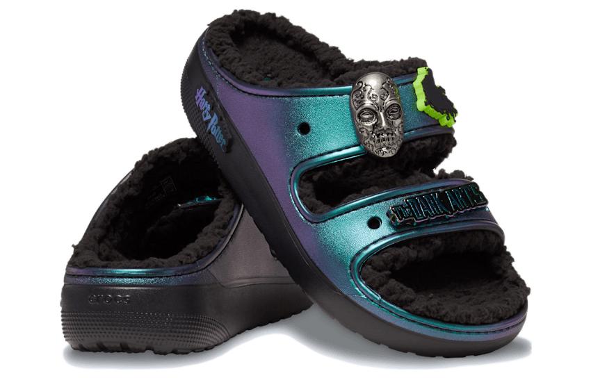 Lookbook 크록스 클래식 라인드 샌들 다크 아츠 (Crocs 클래식 샌들 다크 아츠) 209250